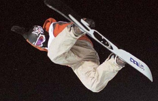  - El casco le salva la vida