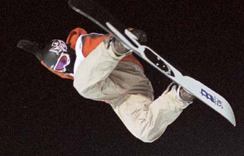 El casco le salva la vida | Ver