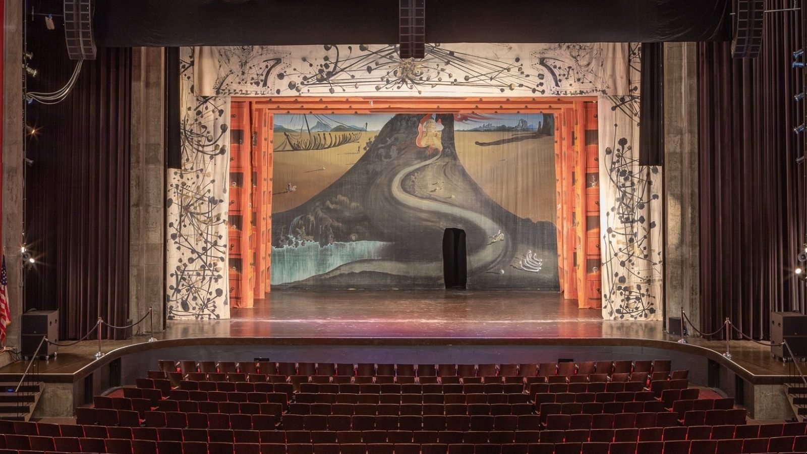 Se expone en Barcelona parte de un telón que Dalí pintó, en 1939, para la ópera ballet 'La Bacanal' | Ver