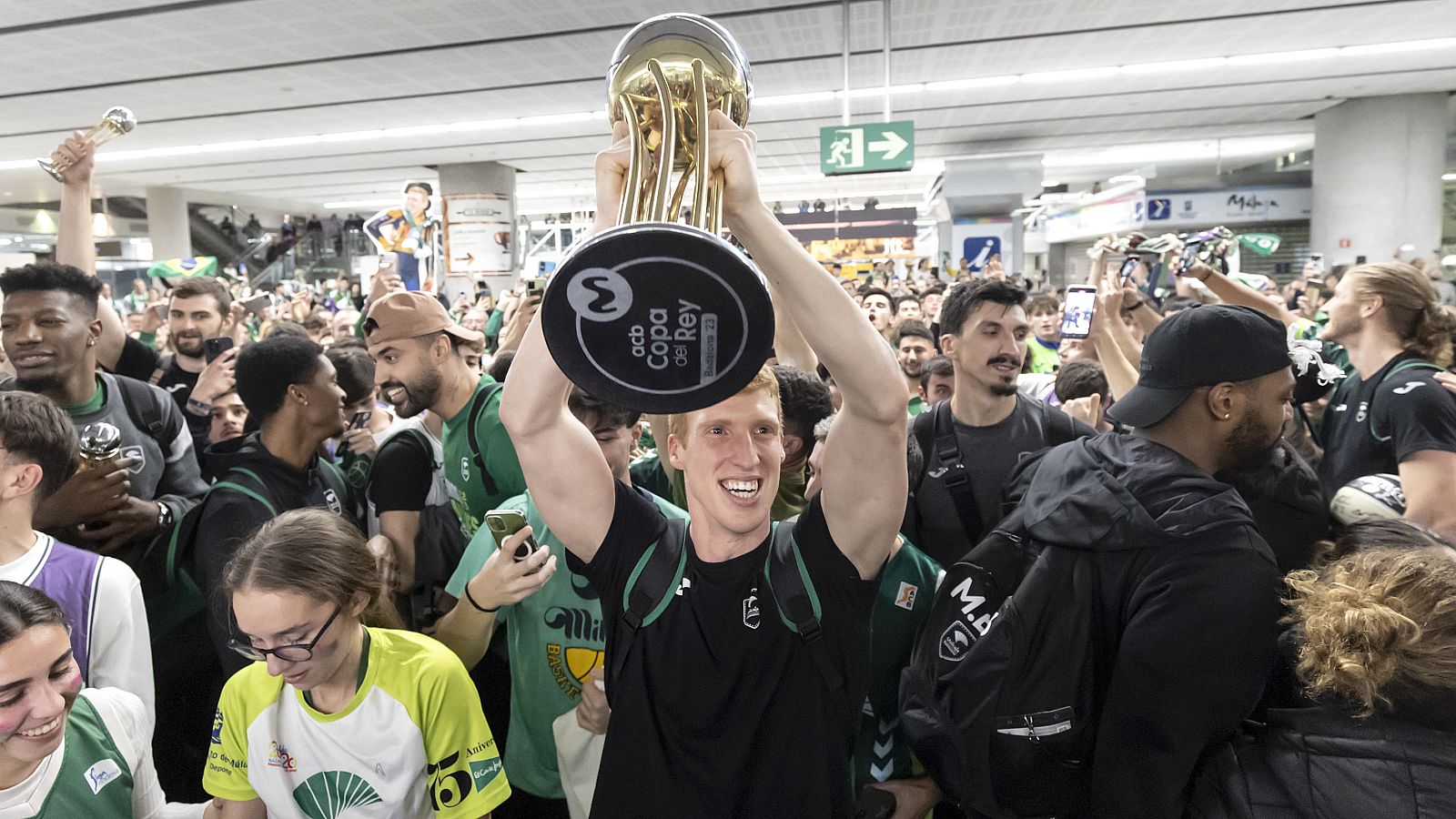 Unicaja se da un baño de masas en su vuelta a Málaga con la Copa - ver ahora