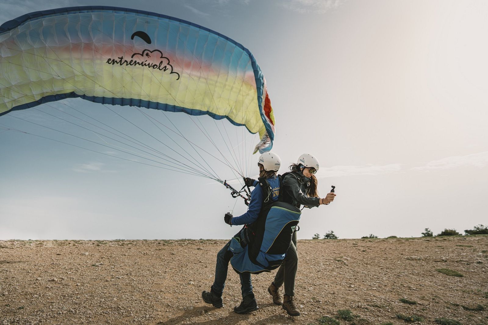 Després de caminar durant dues jornades, l'equip de 'La gran aventura, dels Pirineus al Delta' continua avançant quilòmetres i ho fa de manera diferent: per aire, volant en parapent i sobre rodes, per creuar la plana de Lleida en bicicleta.
