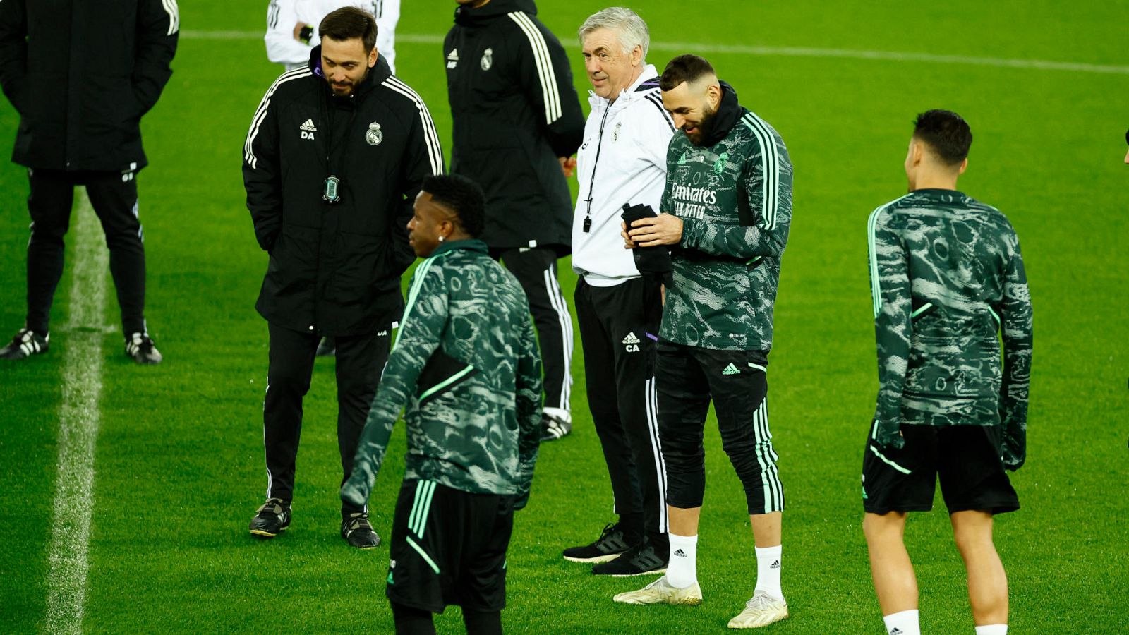 Ancelotti duda si jugar con un equipo "más controlado o más contundente" ante el Liverpool -- Ver ahora