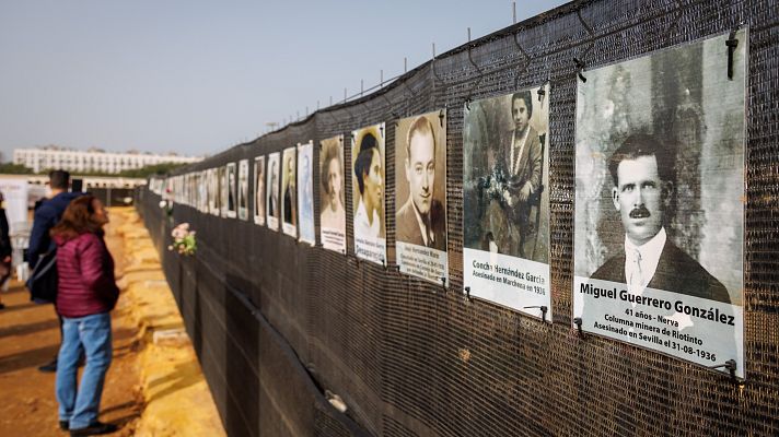 Telediario 1 - Cierran en Sevilla la fosa de Pico Reja tras recuperar los restos de 1.800 represaliados durante la Guerra Civil