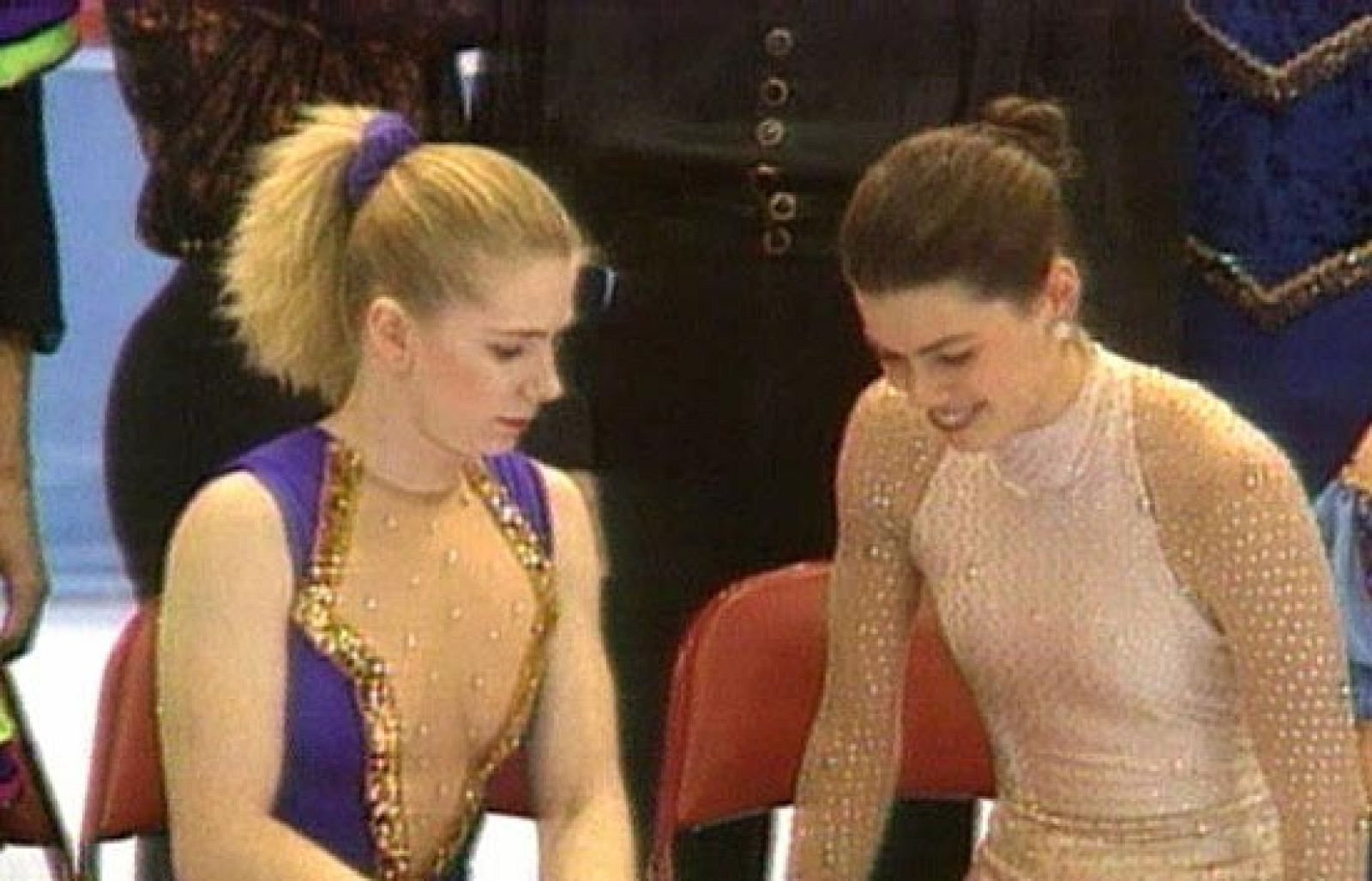 Lo mejor en la historia del patinaje. La rutina libre de la pareja británica Jayne Torvill y Christopher Dean en Sarajevo 84. Su ejercicio revolucionó el patinaje. Y lo peor, la historia de las patinadoras Nancy Kerrigan y Tonia Harding en Lillehamme
