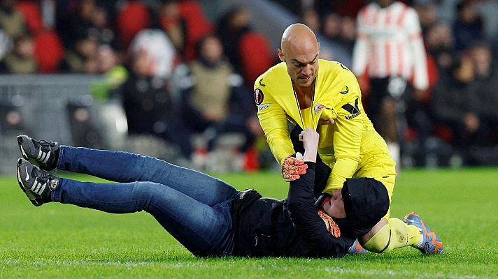 Telediario Matinal - Un espectador salta al campo y agrede a Dmitrovic en el PSV - Sevilla