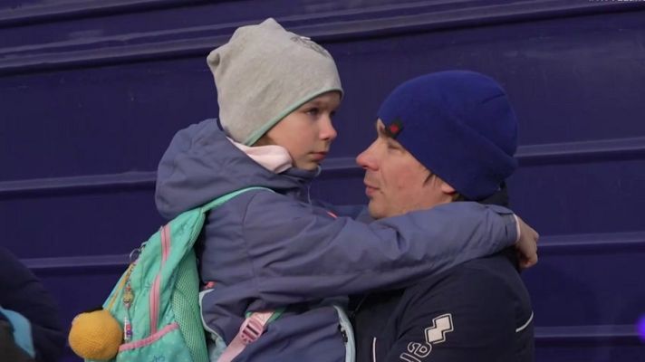 Telediario 1 - Los trenes, el símbolo de la desesperación de miles de ucranianos separados por la guerra