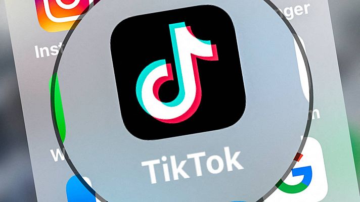 Telediario 2 - Adiós a TikTok en la Comisión Europea: temen que la 'app' pueda ver datos sensibles