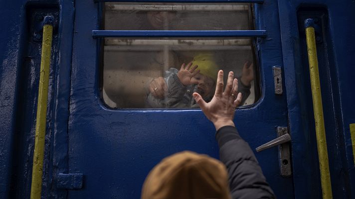 Telediario 2 - De refugiados a combatientes y retornados: las historias del tren de Polonia a Ucrania
