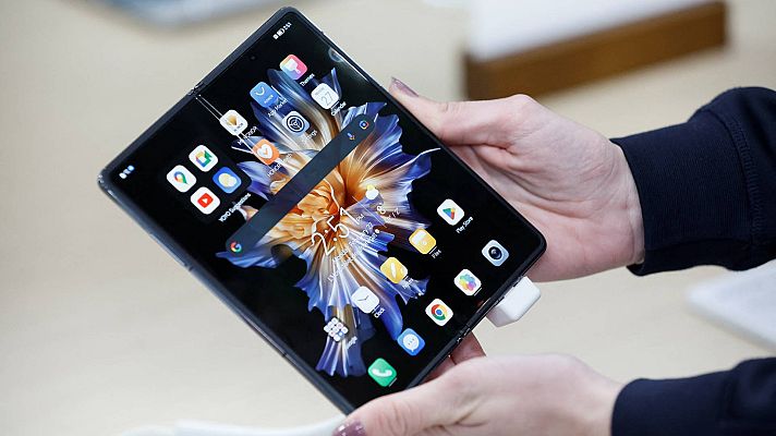 Telediario 1 - Las grandes empresas de telecomunicación apuestan por personalizar la conexión del usuario a las redes sociales