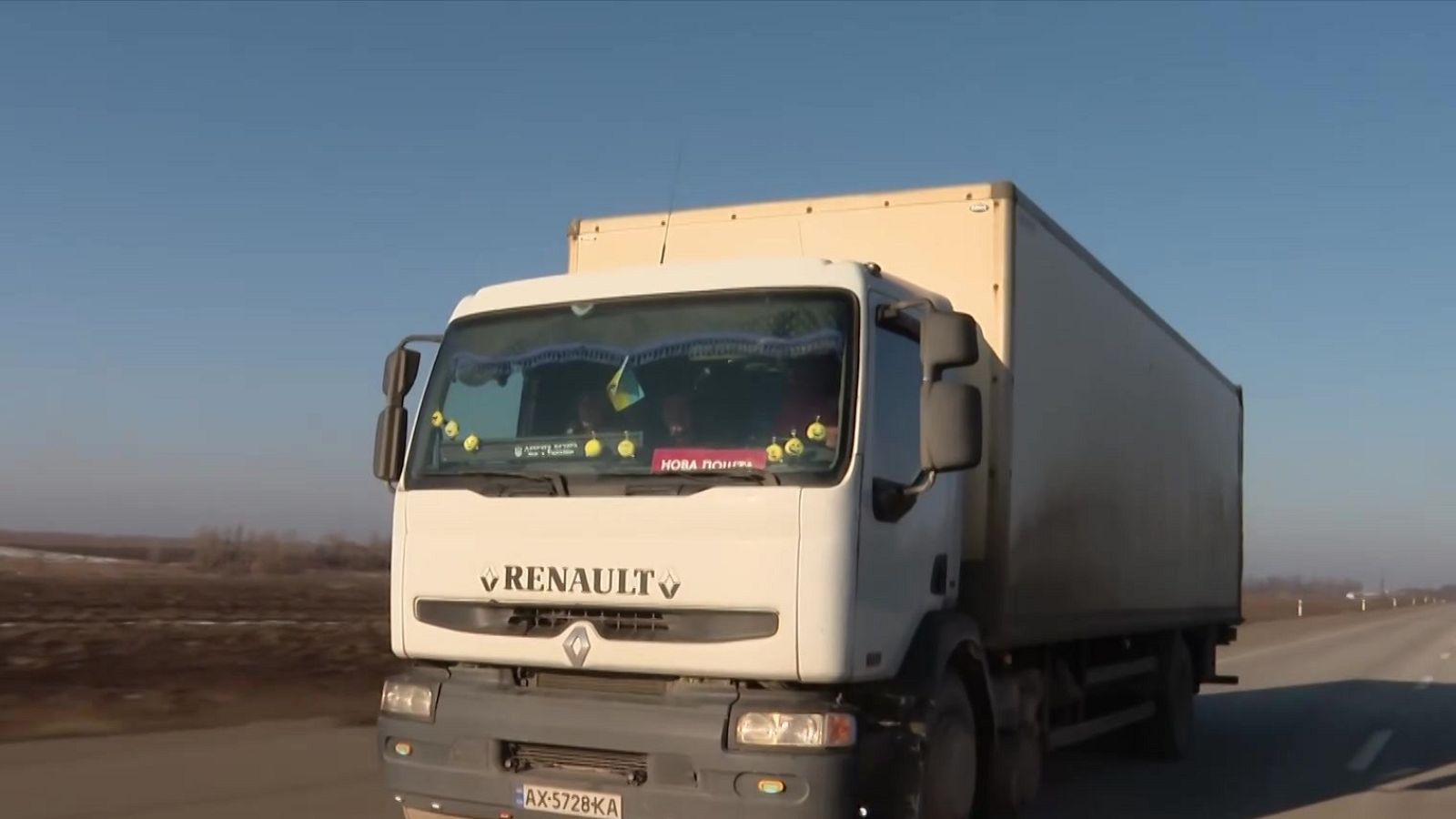 El servicio postal sigue transportando paquetes, cartas, juguetes e incluso pensiones de los jubilados en Ucrania a pesar de la guerra, y sus trabajadores lo hacen de forma voluntaria y sin protección militar.