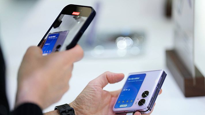 Telediario 1 - Móviles enrollables o más ligeros: así son las novedades que propone el Mobile