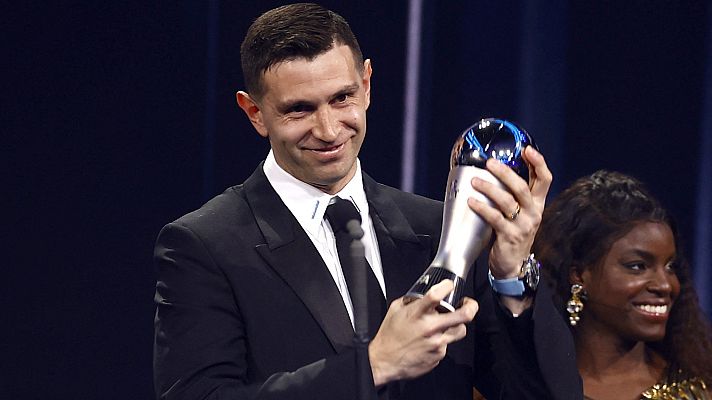  - El 'Dibu' Martínez, mejor portero del año 2022 por delante de Courtois