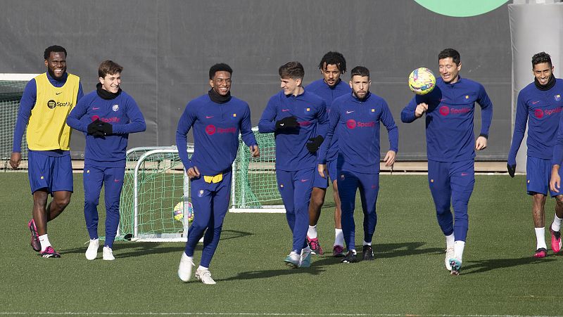 El Real Madrid recupera a Rodrygo y el Barcelona pierde a Lewandowski, Pedri y Dembelé