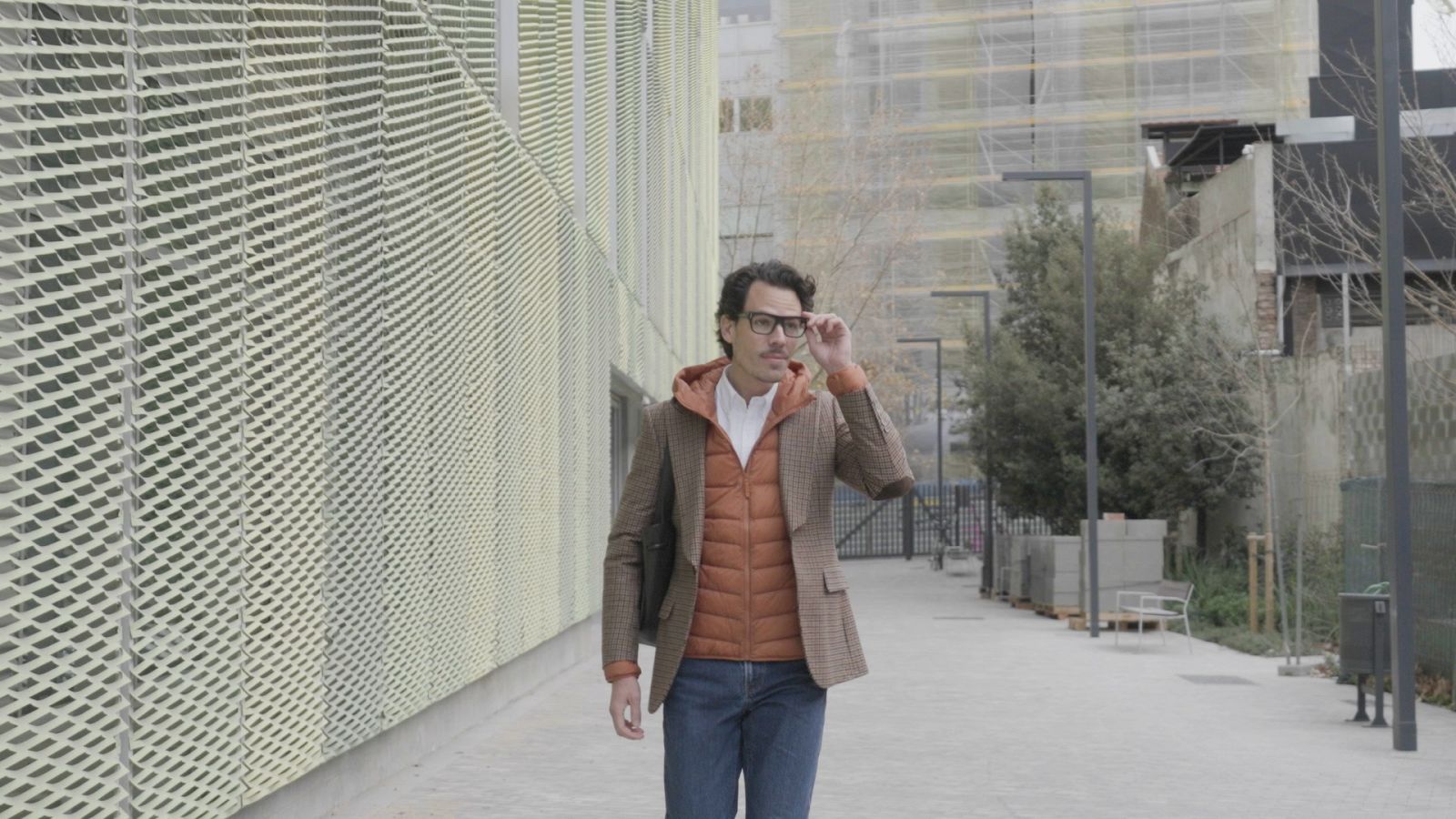 A 'Fet a mà', Juan Avellaneda descobreix els fermentats del Robert Ruiz i del Nicolas Lavalliere, dels treballs amb ferro de la Mireia Oliva i l'Ariadna Díaz i del dissenys de paper pintat de la Diana Bertolín i l'Òscar Morte.