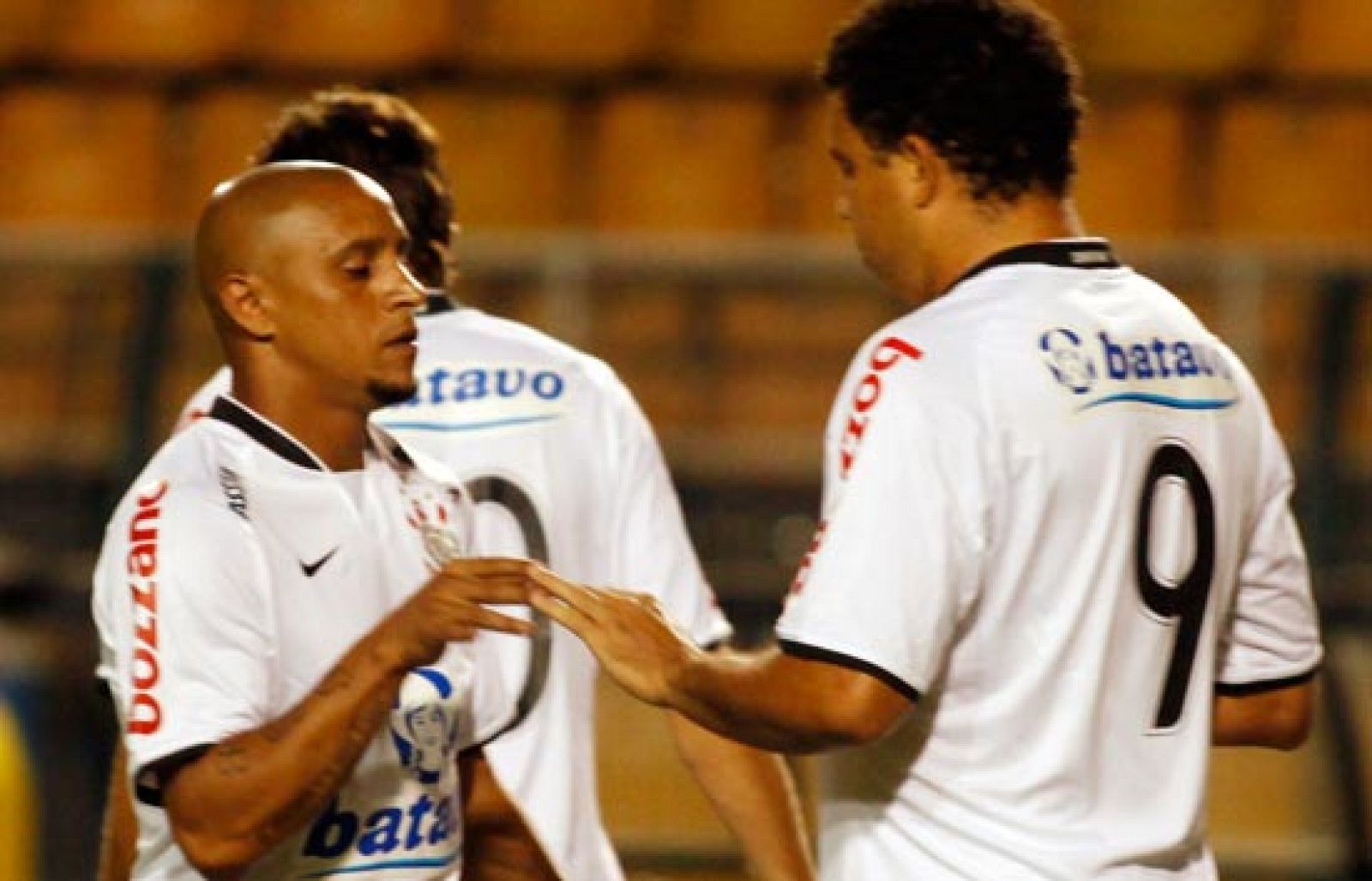 Roberto Carlos, ya expulsado | Ver