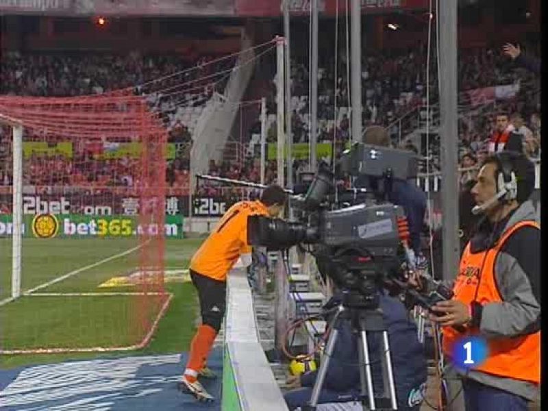 La afición sevillista la tomó con el portero del Valencia que tuvo que sobreponerse a las provocaciones.