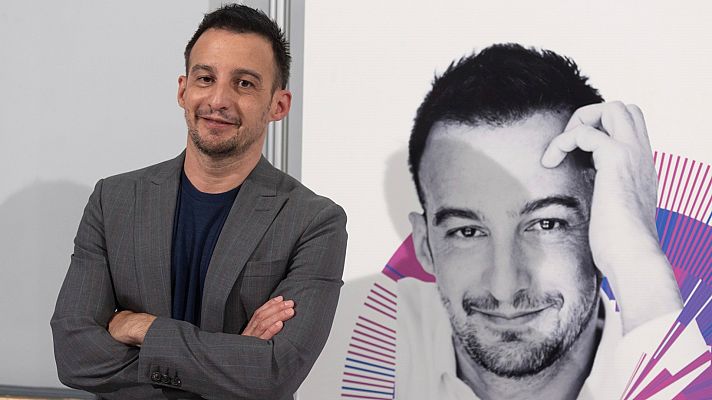 Telediario Fin de Semana - Pau Gómez publica un libro sobre el director de cine Alejandro Amenábar
