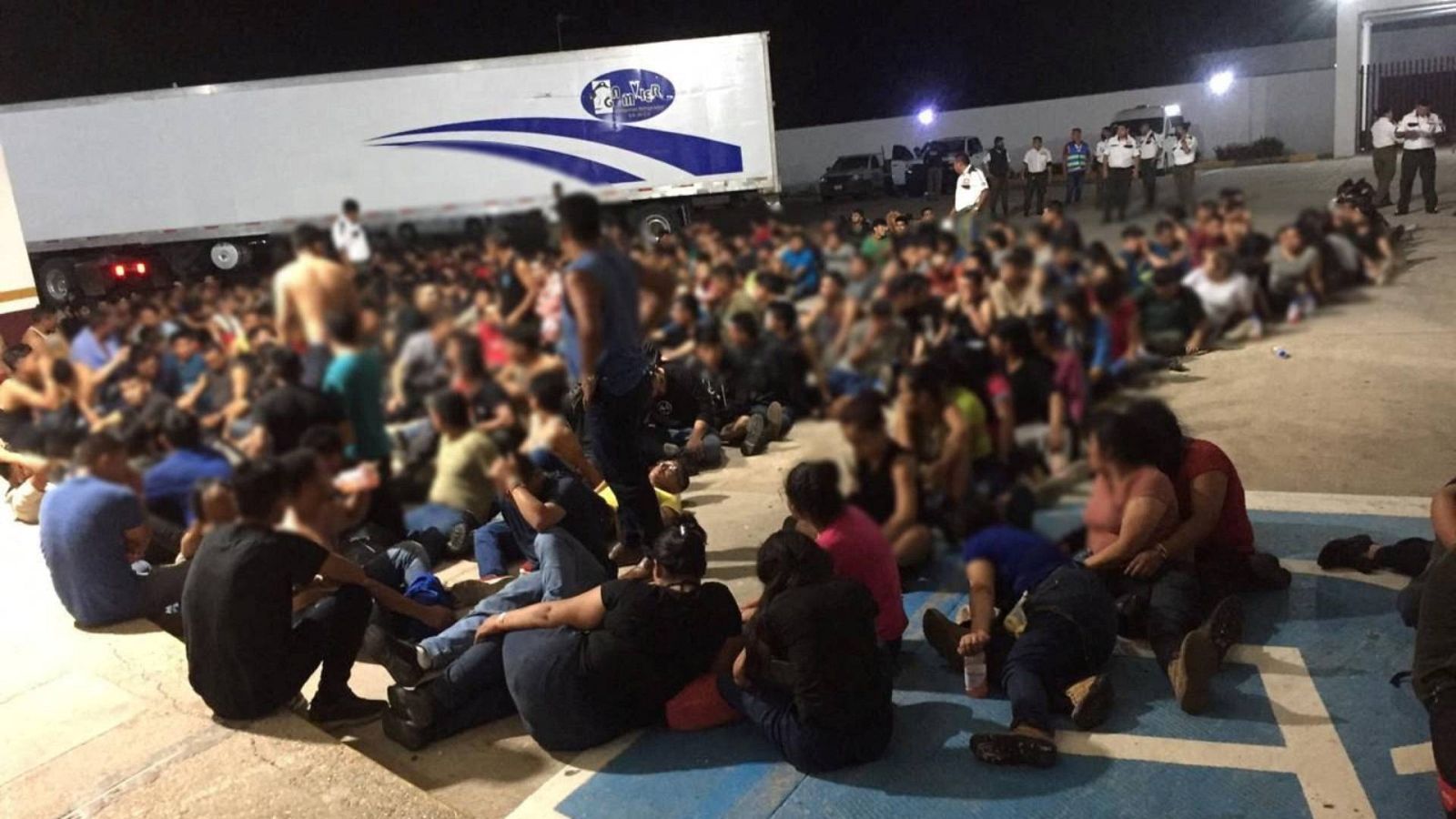 En México han encontrado un tráiler abandonado con más de 300 personas, de los cuales 103 son menores no acompañados