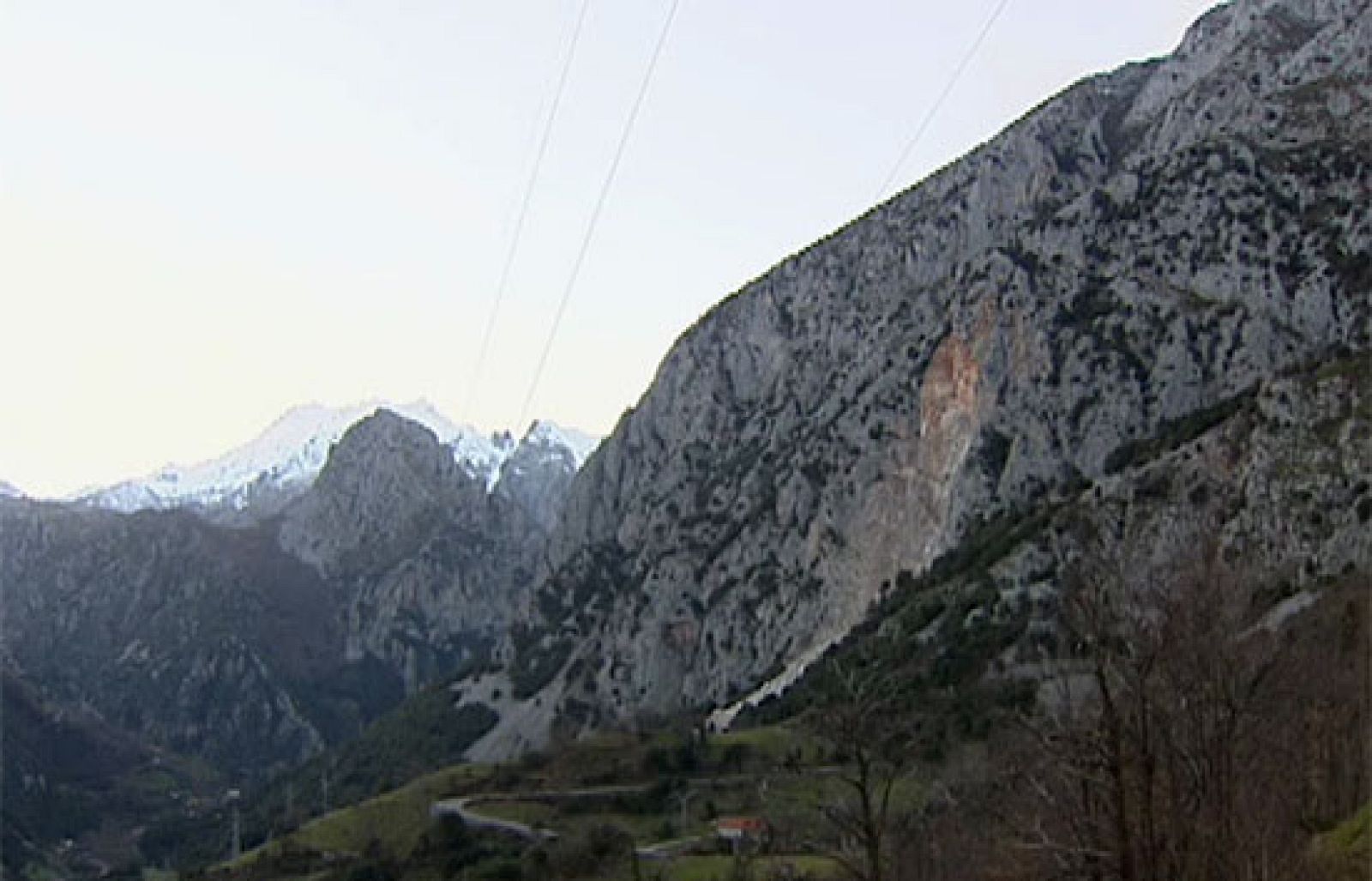 Toneladas de tierra dejan incomunicados a los vecinos de Caldas en Cantabria | Ver