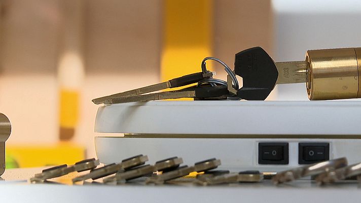 L'informatiu - Comunitat Valenciana - Cambio de cerrojo gratuito para víctimas de violencia de género