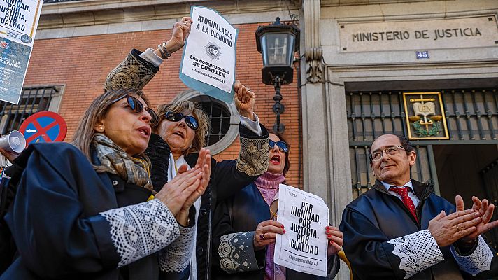  - Los letrados de Justicia se manifiestan tras una huelga de siete semanas que ha paralizado los tribunales