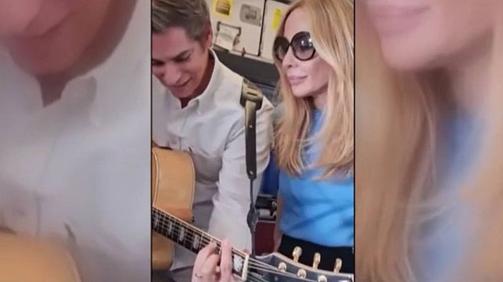 Telediario 1 - Carlos Baute y Marta Sánchez sorprenden a los pasajeros cantando 'Colgando en tus manos'