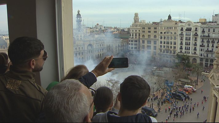 L'informatiu - Comunitat Valenciana - Entre 60 i 300 euros el balcó per a vore la mascletà