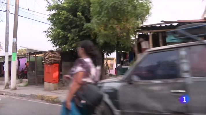 Telediario Fin de Semana - El Salvador: probando a cambiar balas por balones