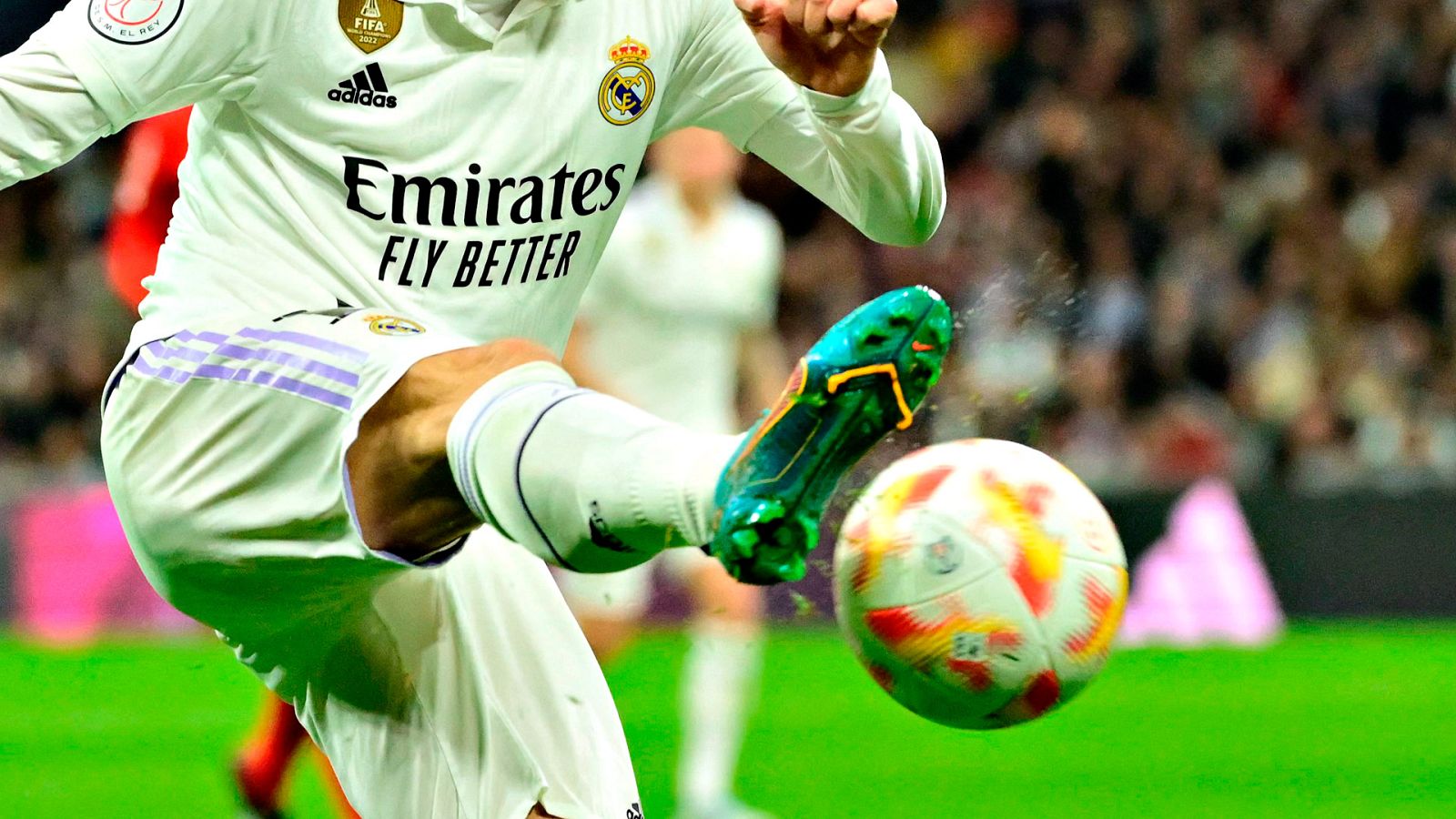 El golpeo con el exterior es sinónimo de belleza en el fútbol