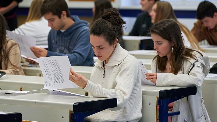 Telediario 1 - Estudiantes de 50 centros ensayan la nueva prueba de acceso a la universidad