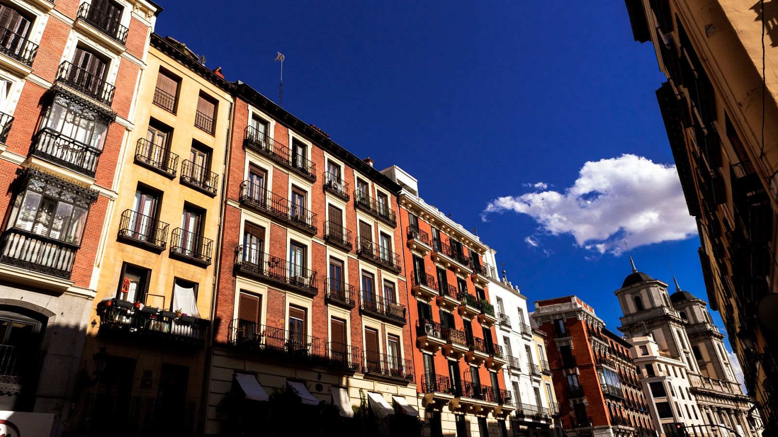 El derrumbe del Silicon Valley Bank en Estados Unidos está agitando al resto de mercados, expectantes por las próximas subidas de tipos de interés del BCE, y también está teniendo efectos sobre el euríbor en España.