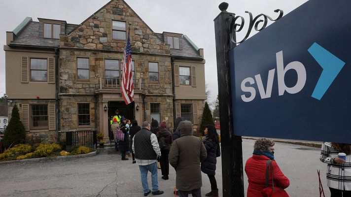 Telediario 1 - Los ahorradores que tenían dinero en el Silicon Valley intentan retirar su dinero en efectoivo