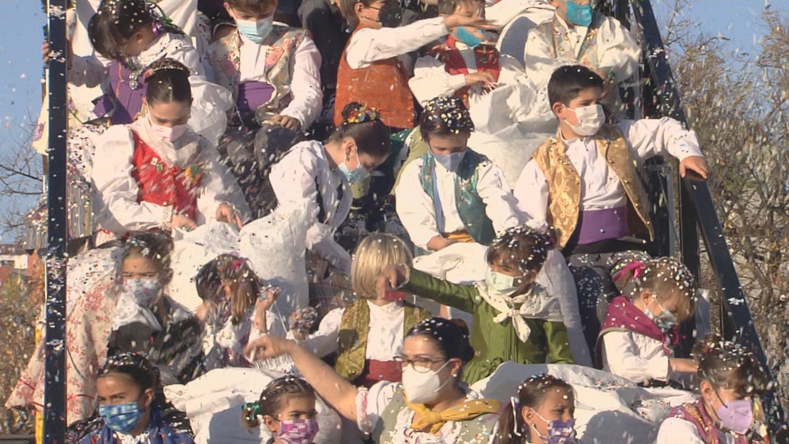 El cos multicolor va omplir els carrers de confeti