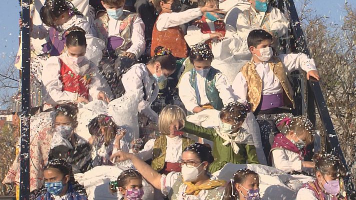 L'informatiu - Comunitat Valenciana - El cos multicolor va omplir els carrers de confeti