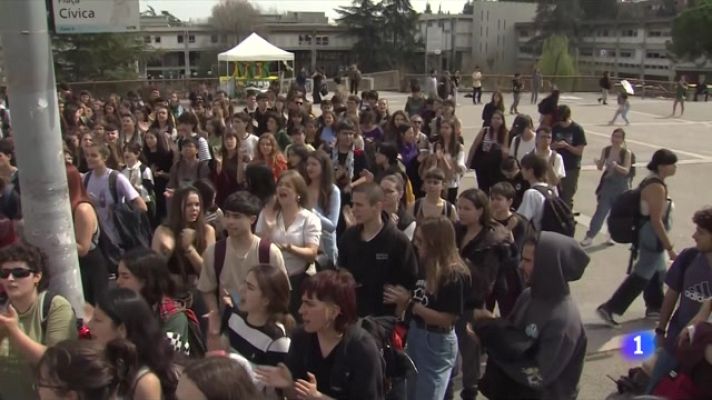 L'Informatiu - Estudiants i docents es manifesten a la UAB contra els casos d'assetjament