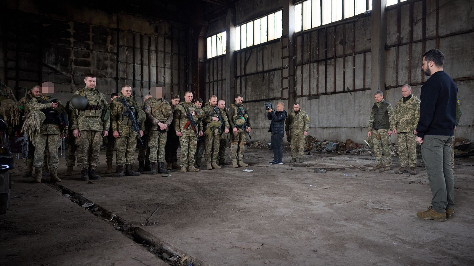 Zelenski visita por sorpresa Bajmut, epicentro de los combates