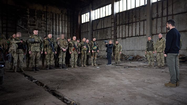 Telediario 1 - Zelenski visita por sorpresa Bajmut, epicentro de los combates