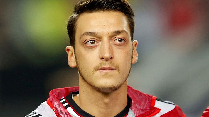 Telediario 2 - El alemán Mesut Özil anuncia su retirada del fúbol