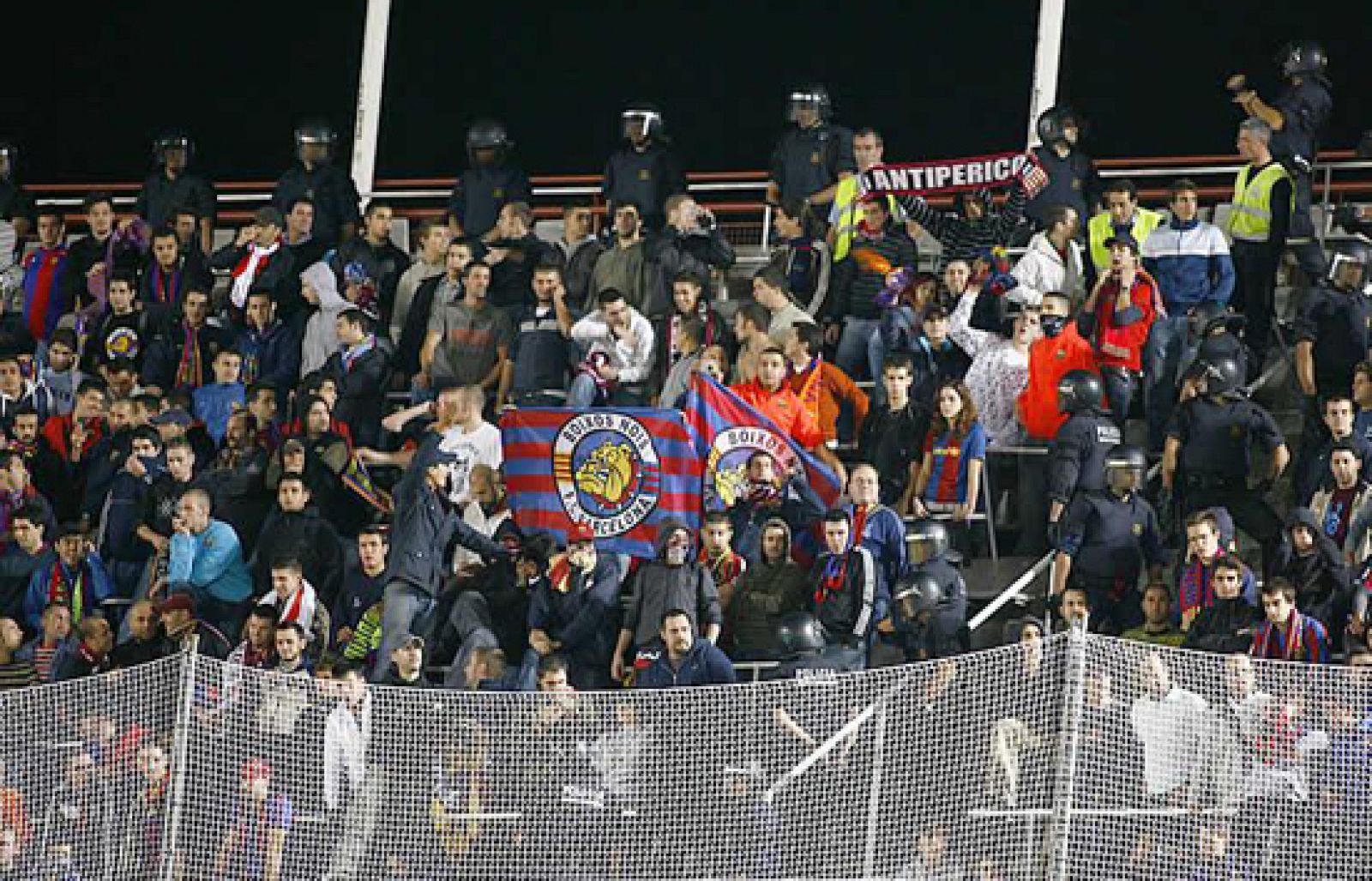 Los Mossos d'Esquadra han practicado quince registros en Barcelona y su área metropolitana en una operación policial contra los "Casuals", una de las facciones más violentas y radicales de los Boixos Nois.