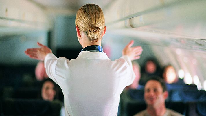 Telediario 1 - Multa a vueling por exigir maquillaje y tacones de una determinada altura a sus azafatas