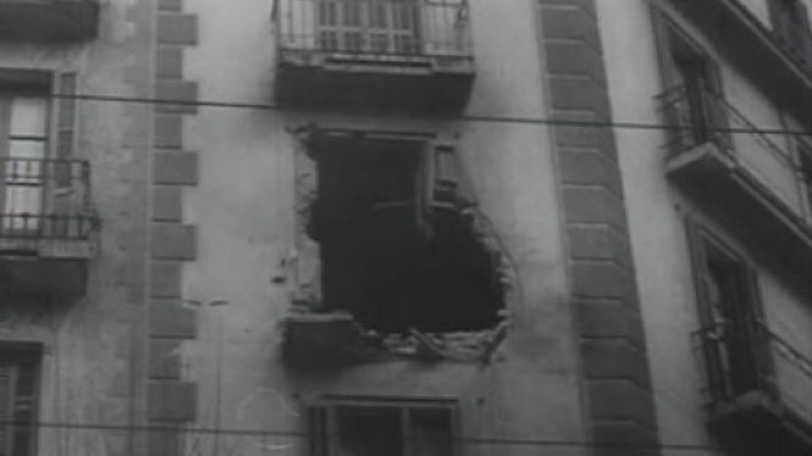 Efectes d'un bombardeig sobre de Barcelona i enterrament multitudinari de les víctimes