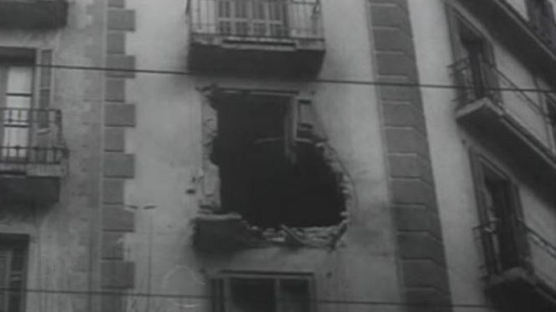 Efectes d'un bombardeig sobre de Barcelona i enterrament multitudinari de les víctimes