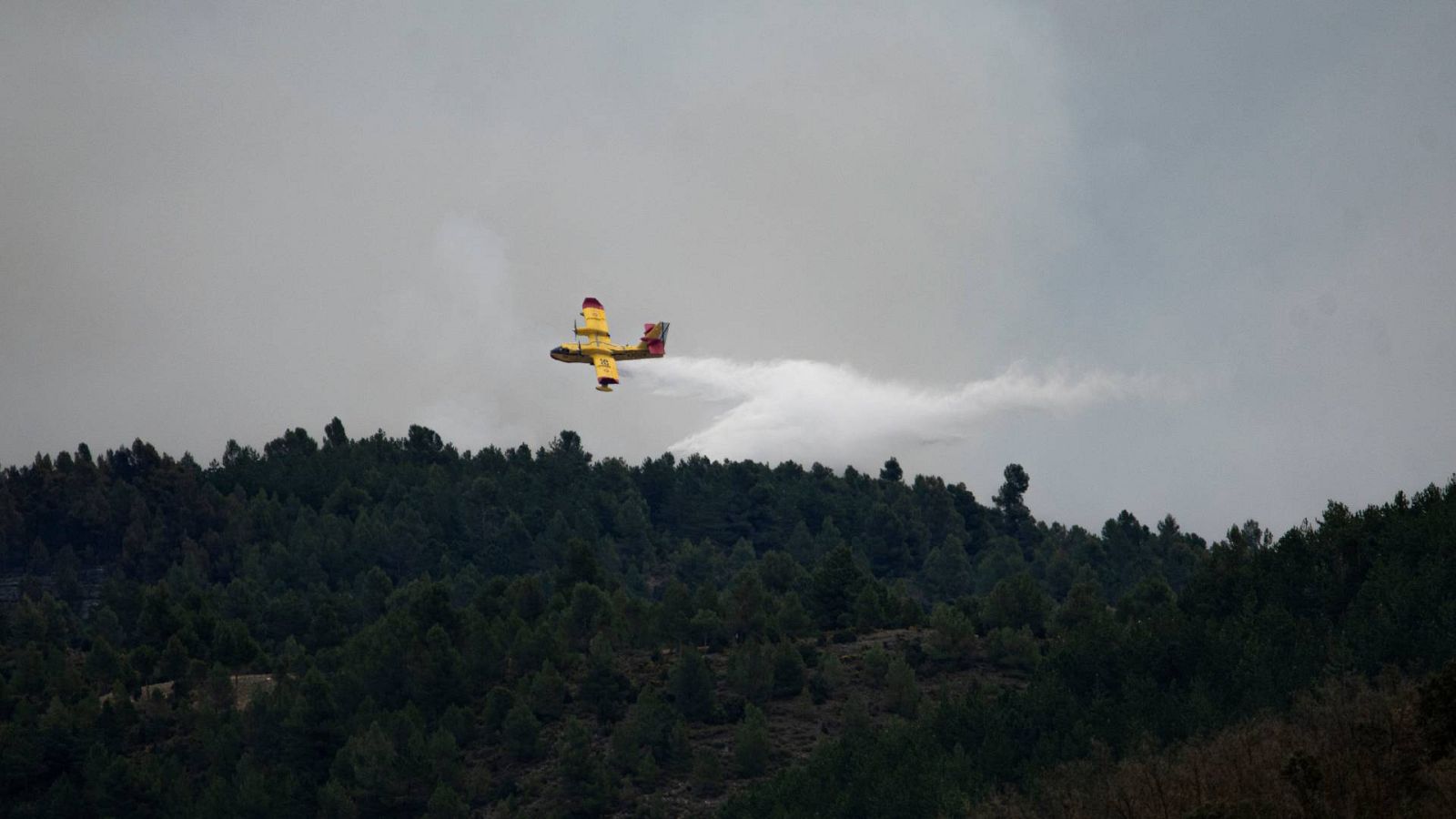 El incendio entre Teruel y Castellón sigue activo tras quemar 3.000 hectáreas