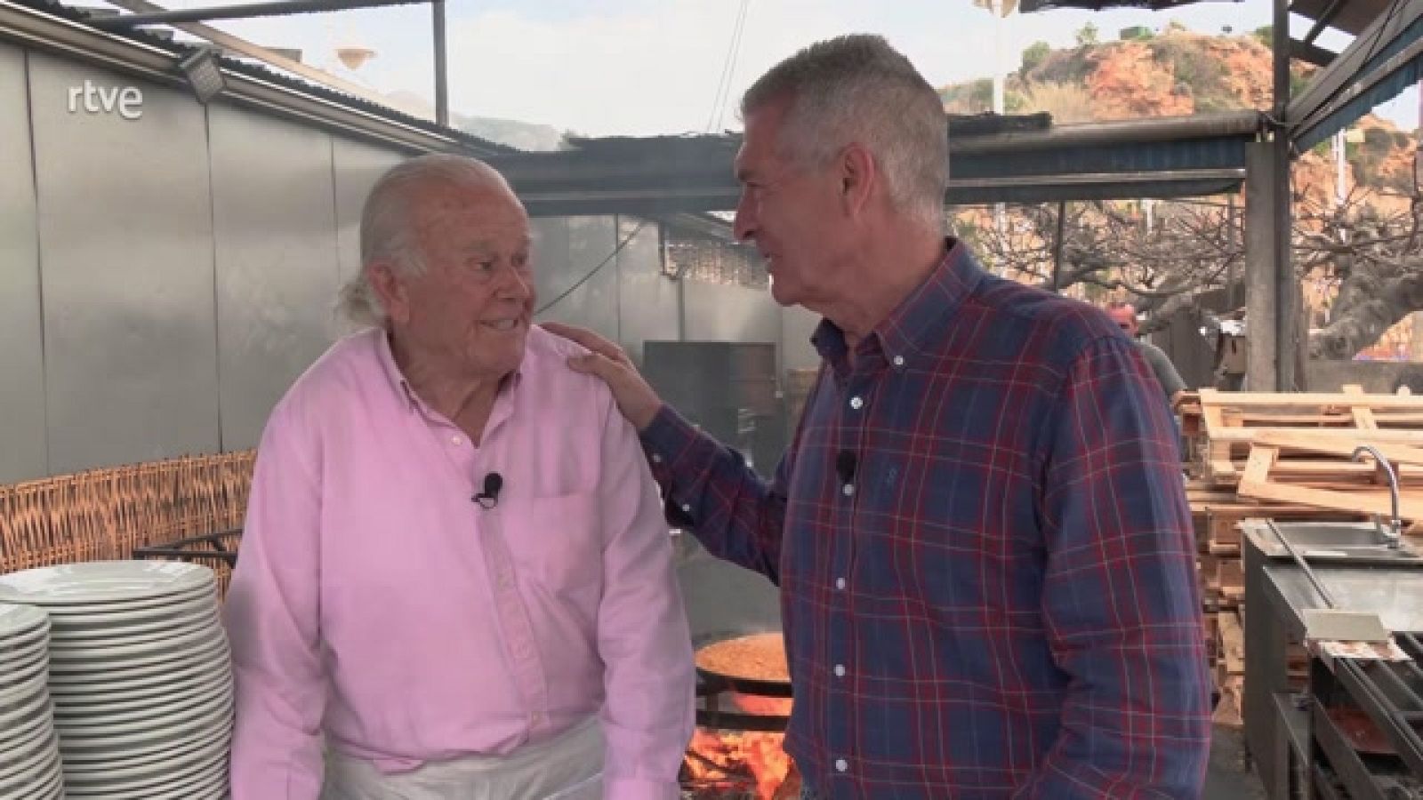 El truco de las paellas del Chiringuito de Ayo de Verano Azul - Ahora o nunca | Ver