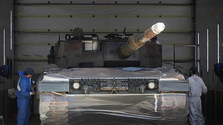 Telediario 1 - Carros de combate, camiones o lanzamisiles, armas hinchables que han incrementado sus beneficios en un 30%