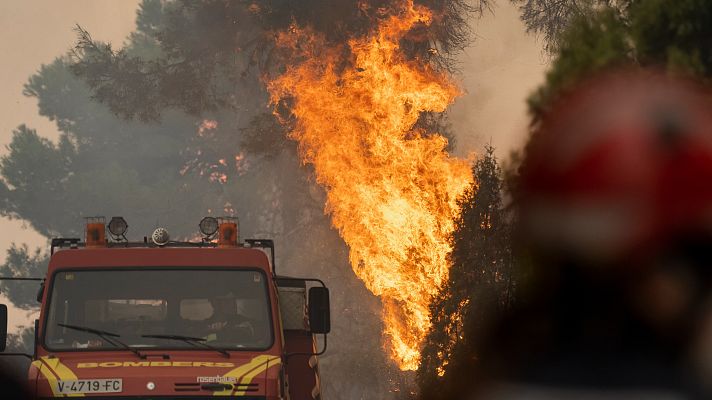 Telediario 2 - El fuego continúa avanzando descontrolado entre Castellón y Teruel