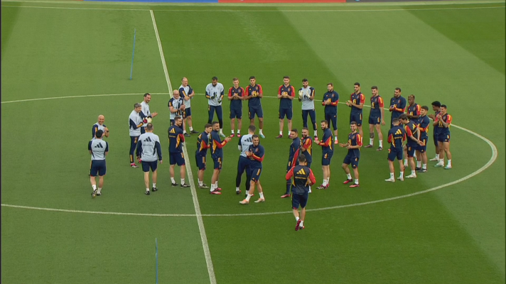 Eurocopa - Los jugadores de la selección española reciben entre aplausos al nuevo capitán Álvaro Morata