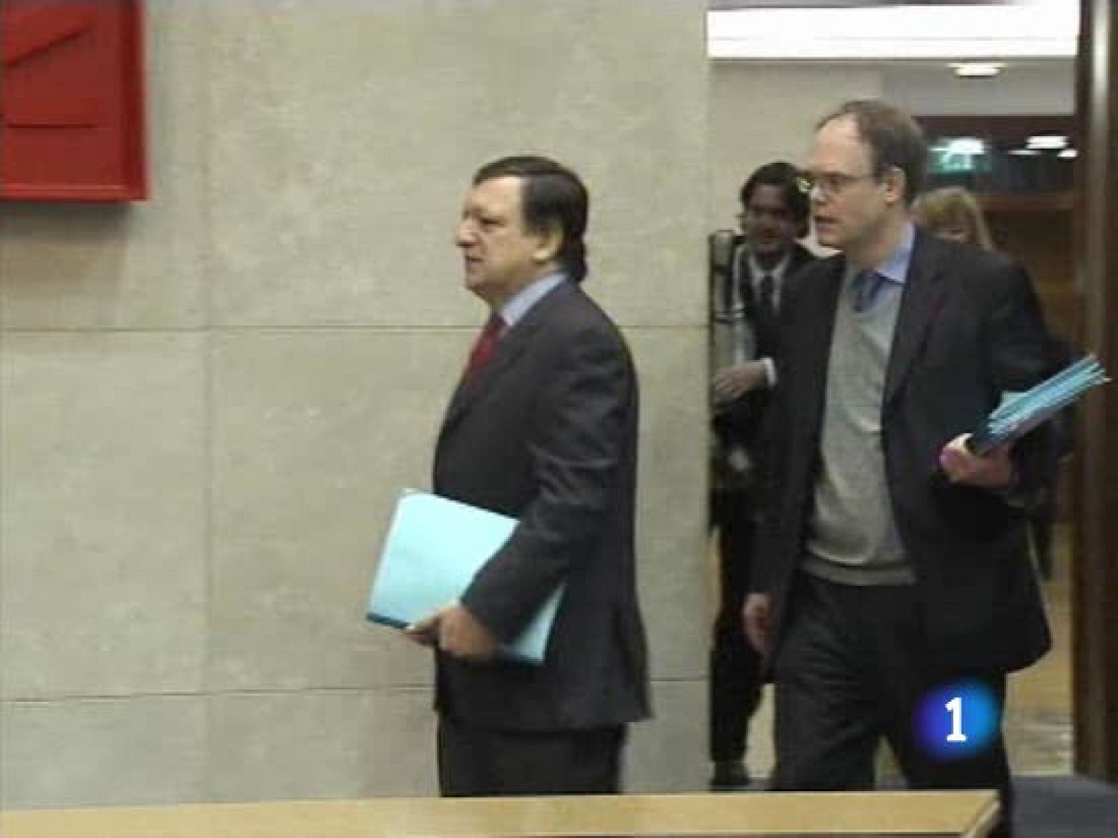 La Comisión Europea aprueba el plan de recuperación griego, aunque Almunia avisa de que España, Grecia y Portugal comparten problemas estructurales.