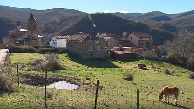 La energía solar devuelve la vida a las aldeas despobladas