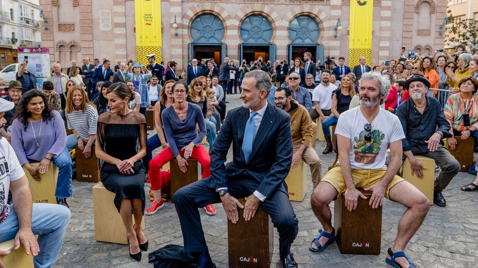 Conocemos a los cajoneros de Cádiz con los que tocó el Rey Felipe VI | Ver
